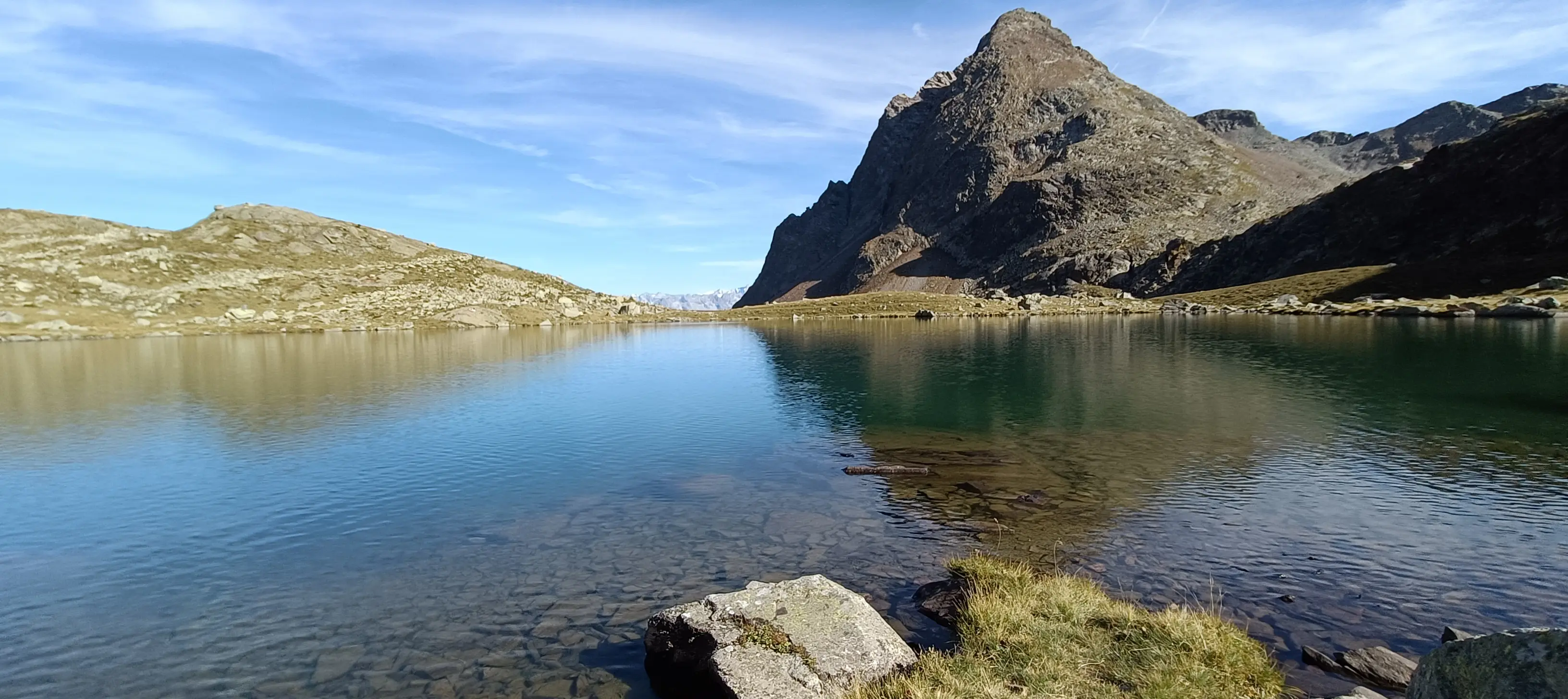 Alpensee mit felsigem Gipfel in den Bergen Norditaliens
